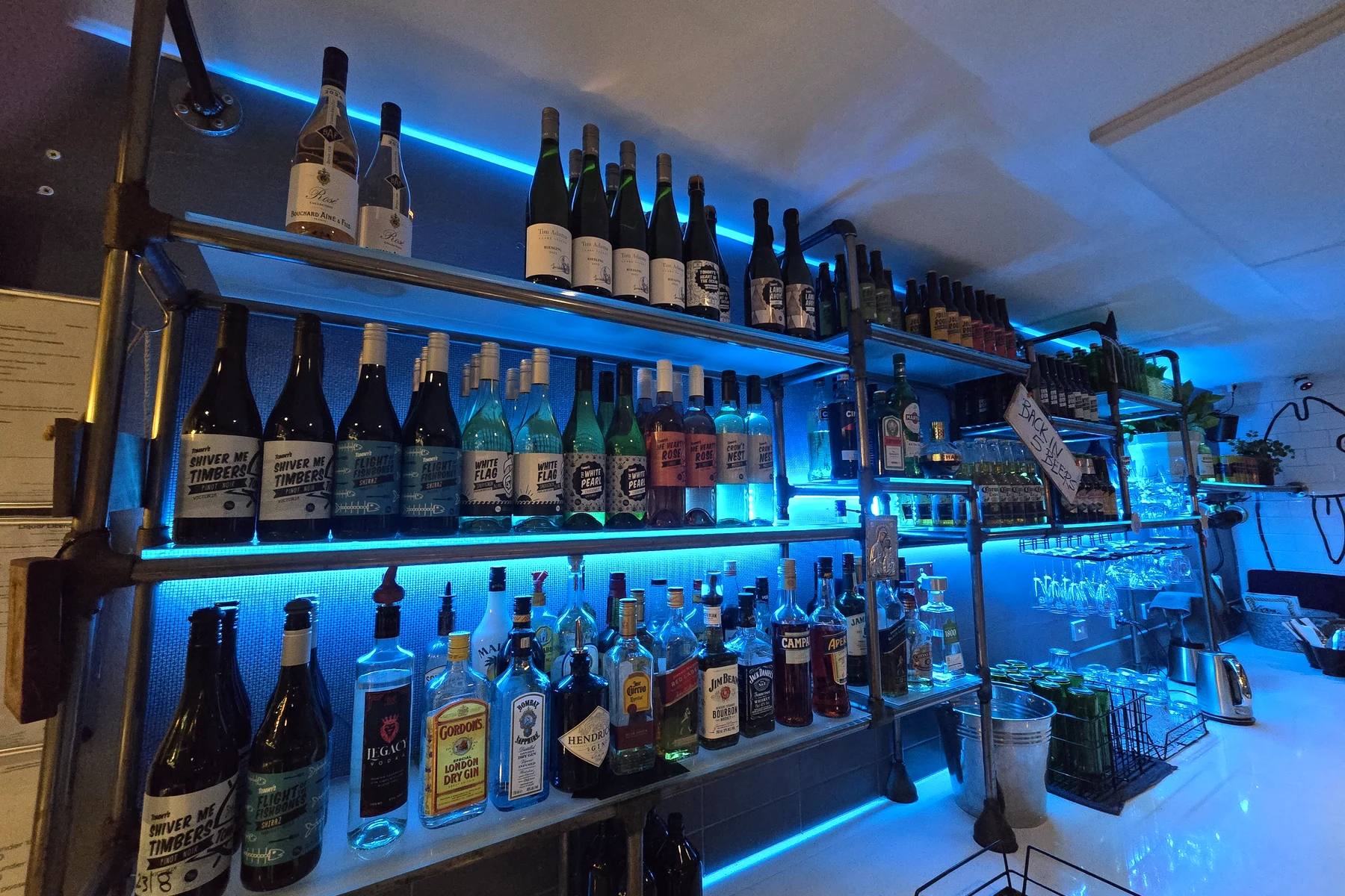 Finz bar and grill atmosphere